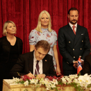 Statsråd Monica Mæland og  Kronprinsparet ser Morten Nordstad i Pharmaq og Mai Van Hiep signere samarbeidsavtale. Foto: Lise Åserud / NTB scanpix